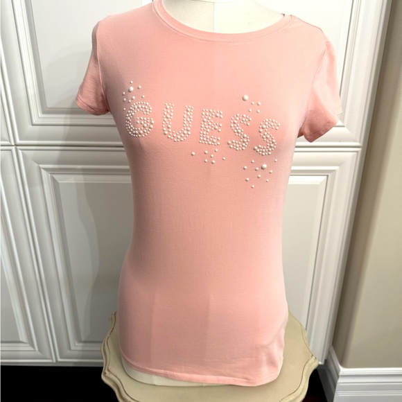 Guess Tops - Smart Guess Women’s Sz Medium Pink Short Sleeve T-Shirt with Logo in Faux Pearls
